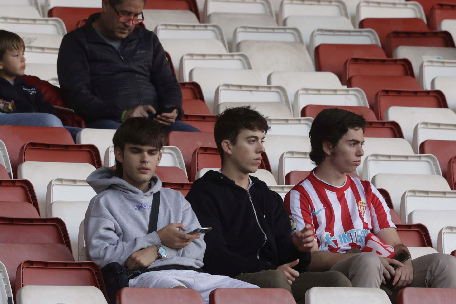 Fotos: ¿Estuviste en el Sporting - Cádiz en El Molinón? ¡Búscate!