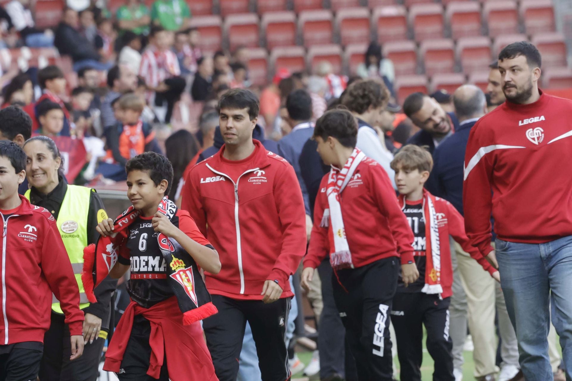 Fotos: ¿Estuviste en el Sporting - Cádiz en El Molinón? ¡Búscate!