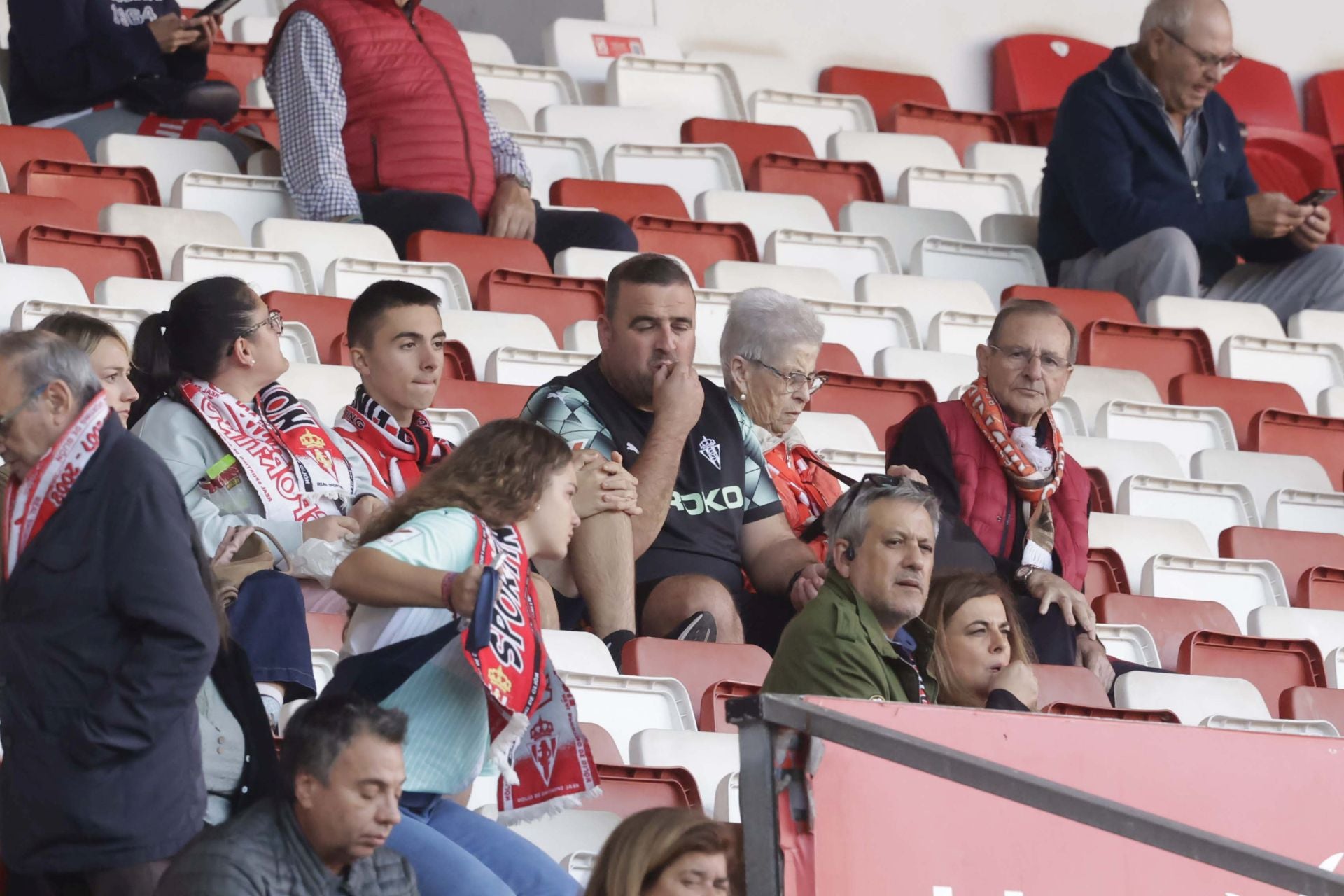 Fotos: ¿Estuviste en el Sporting - Cádiz en El Molinón? ¡Búscate!