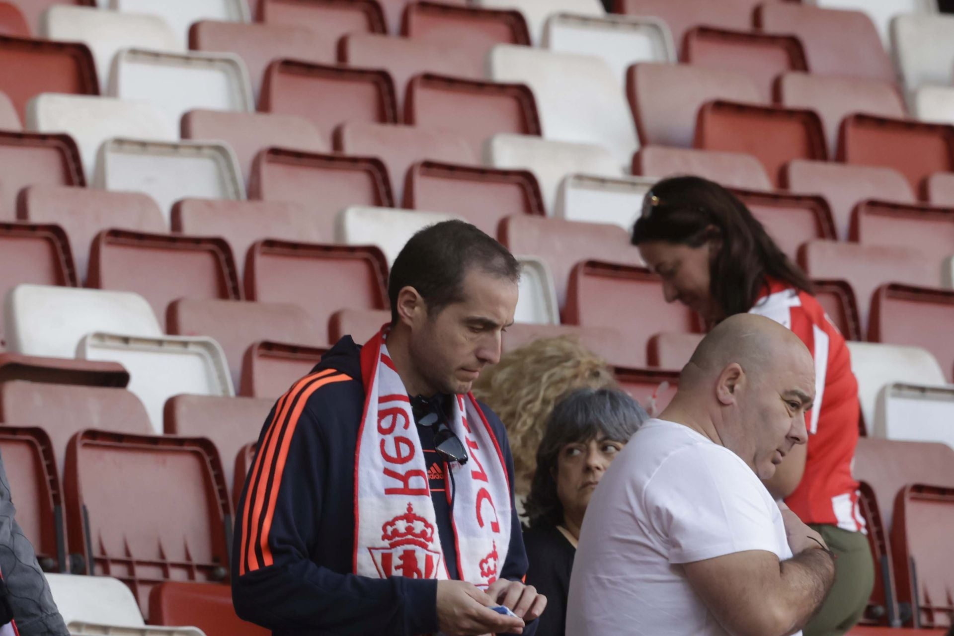 Fotos: ¿Estuviste en el Sporting - Cádiz en El Molinón? ¡Búscate!