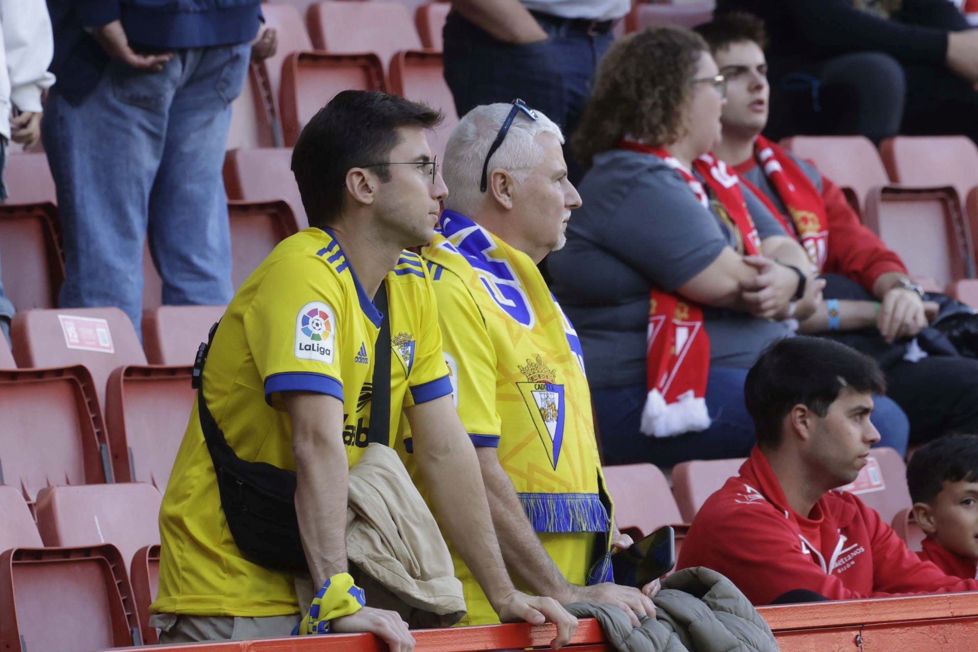 Fotos: ¿Estuviste en el Sporting - Cádiz en El Molinón? ¡Búscate!