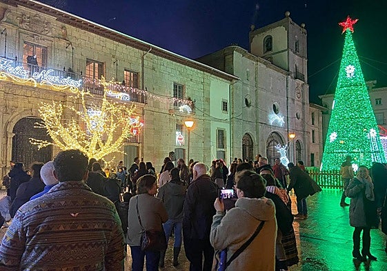 Vecinos de Pravia durante el pasado encendido.