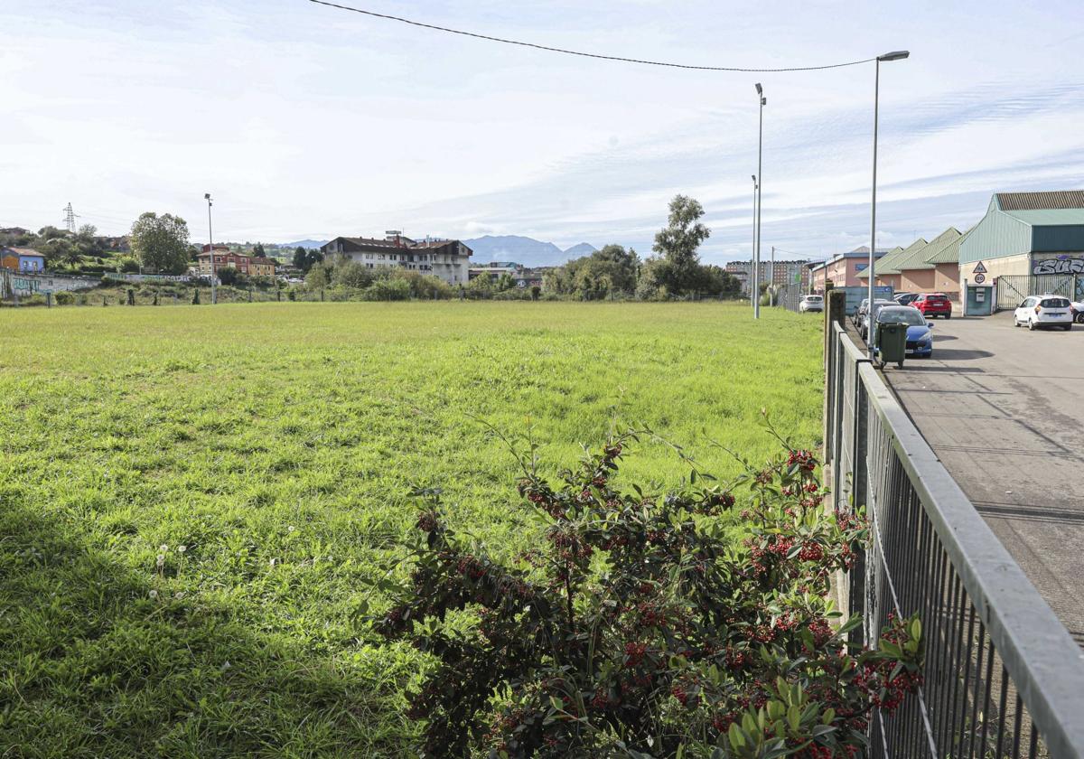 La parcela colinda con el centro de Formación Profesional de Cerdeño.