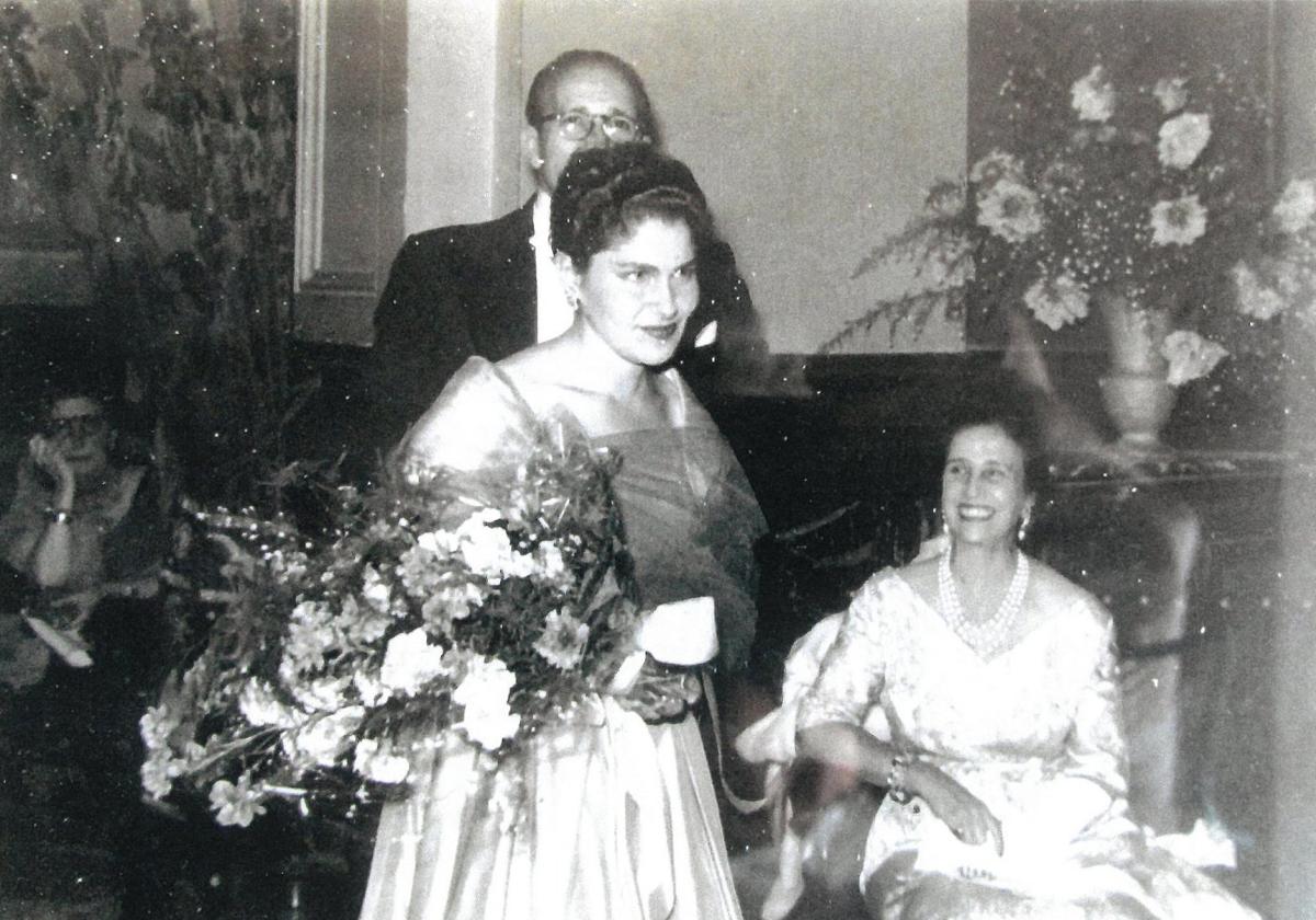 Celia Álvarez recibiendo un ramo de flores de Doña Carmen Polo, esposa de Francisco Franco.