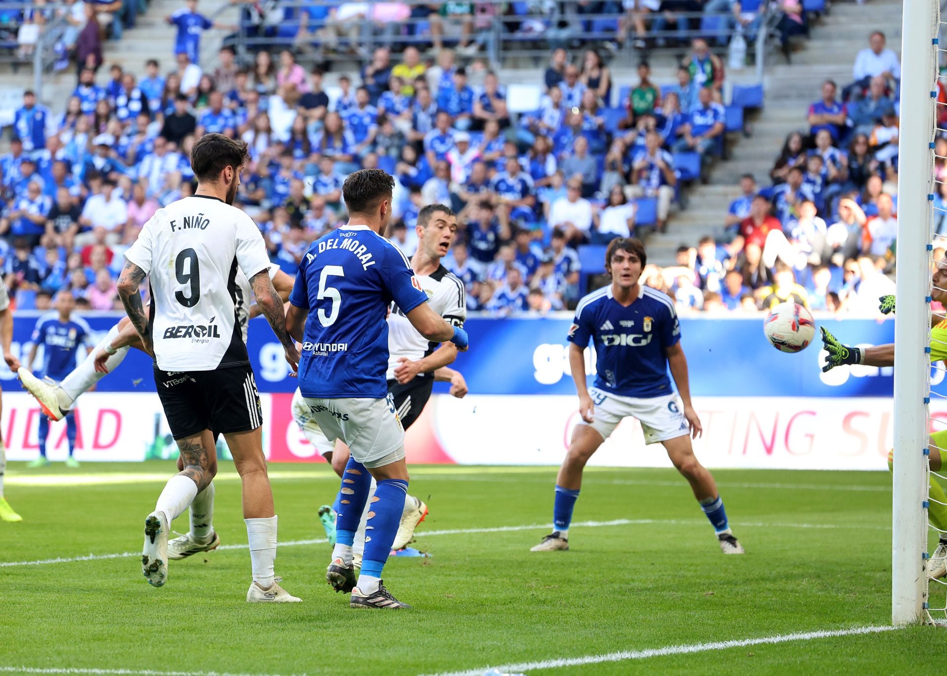 Fotos: Las jugadas del Real Oviedo-Burgos