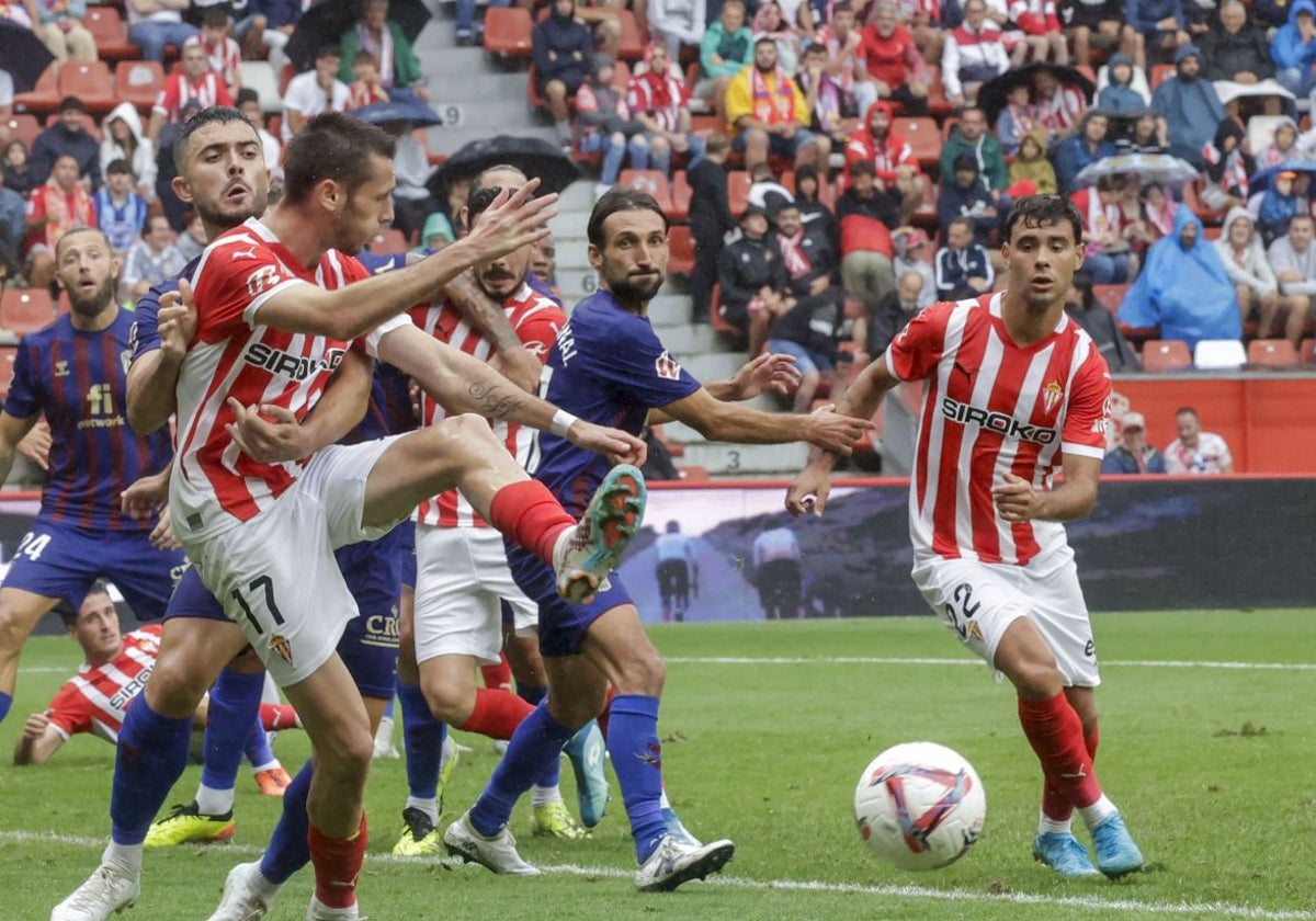 Bernal, a la derecha, en el partido de Liga en El Molinón con el Eldense, marcado a Diego Sánchez.
