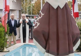 El arzobispo bendice la Santina de la entrada al Grupo.