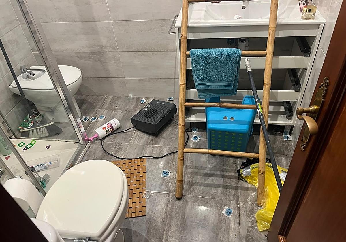 Estado en el que quedó el baño tras las embestidas de la rata.