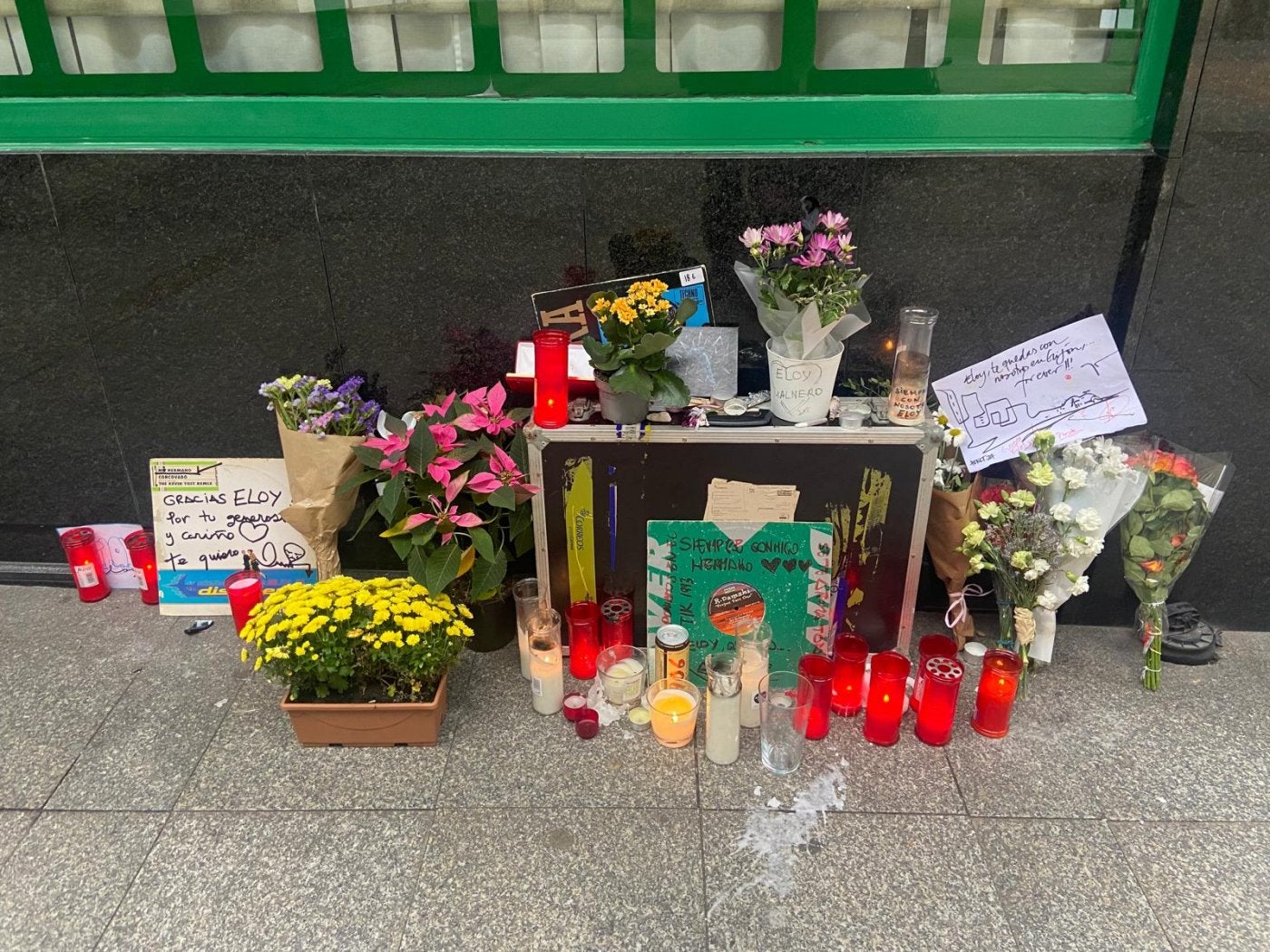 El altar en memoria de Eloy Malnero en Corrida, cada día con más ofrendas.