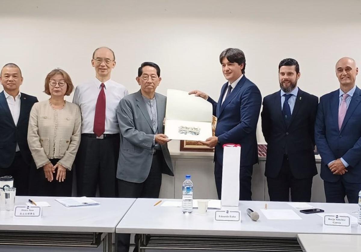 El director general de Asturex, Bruno López, y el consejero de Ciencia, Borja Sánchez (cuarto y quinto por la derecha), durante su reunión con miembros de Chinese International Economic Cooperation Association (CIECA).