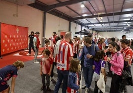 Aficionados del Sporting, el pasado sábado, en la fan zone.