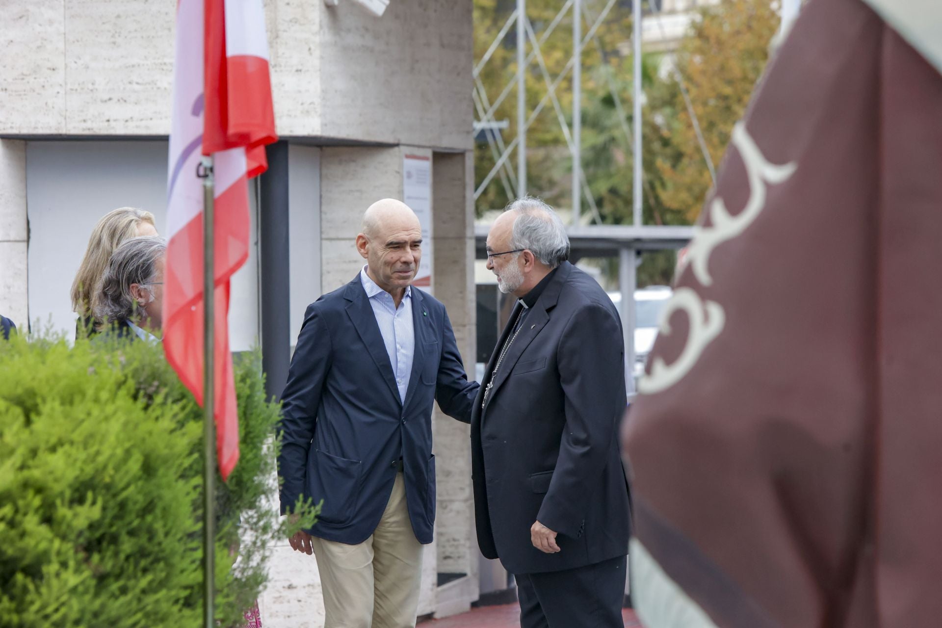 El arzobispo de Oviedo, Jesús Sanz Montes, visita el Grupo Covadonga