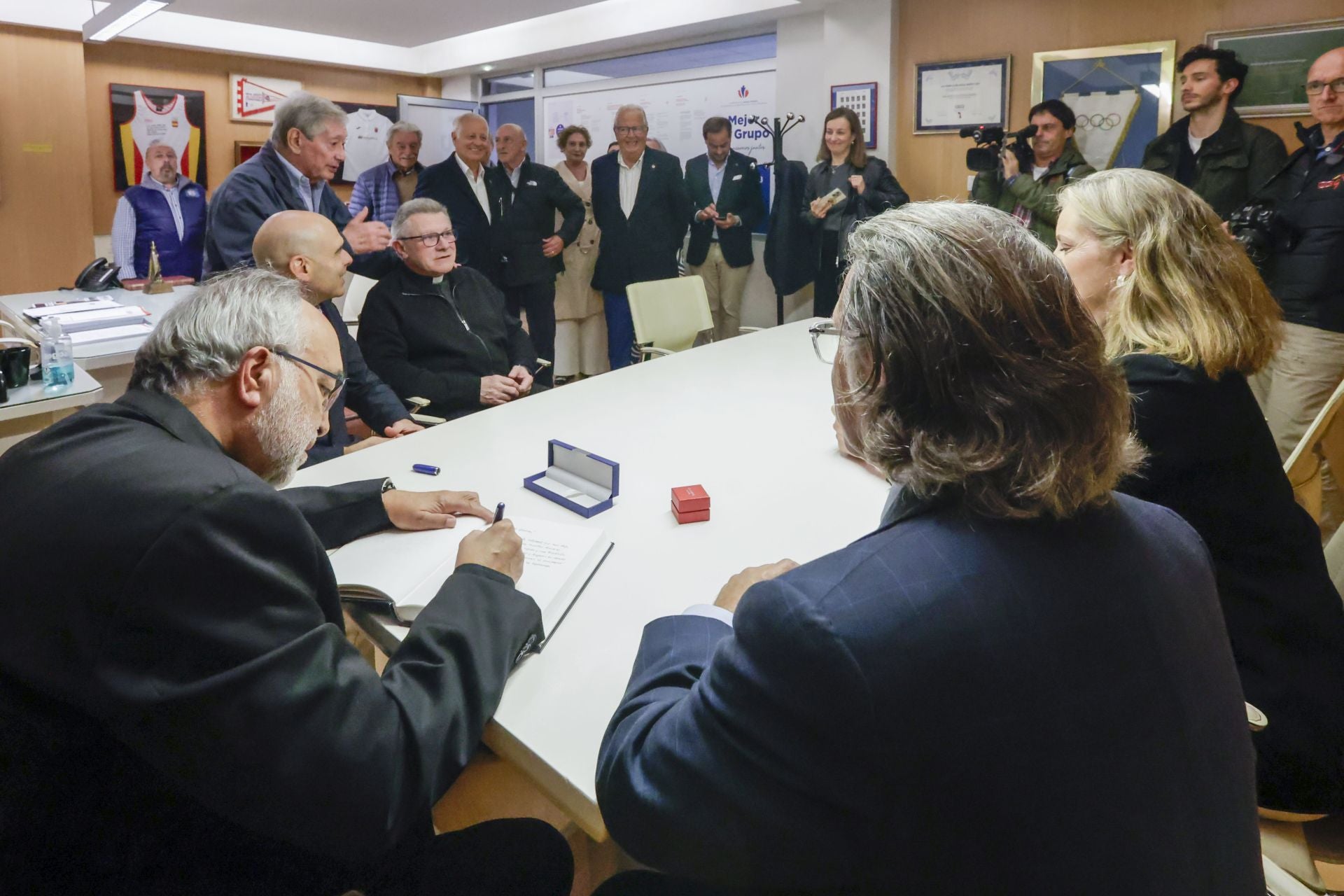 El arzobispo de Oviedo, Jesús Sanz Montes, visita el Grupo Covadonga