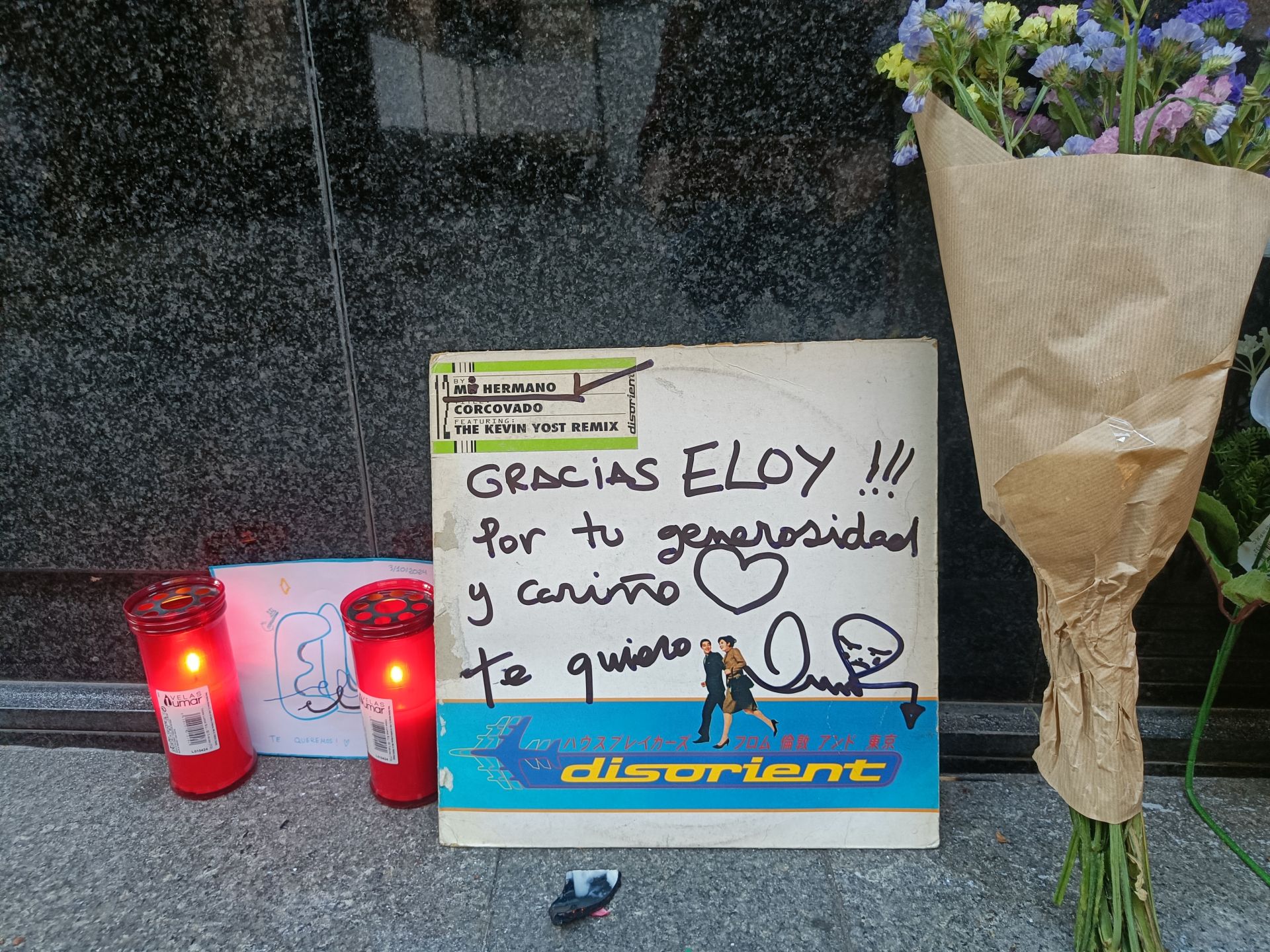 Imagen secundaria 1 - Eloy Malnero murió tras golpearse contra una cristalera al ser empujado en la calle Corrida de Gijón