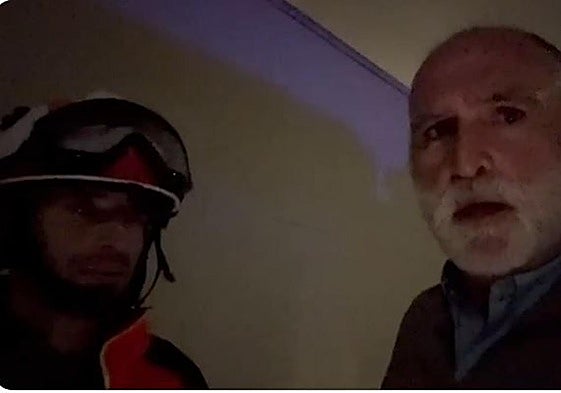 Uno de los bomberos que trabaja en el parking de Bonaire junto a José Andrés.