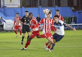 Manu Rodríguez, del Sporting Atlético, intenta llevarse el balón ante un jugador del Mosconia.