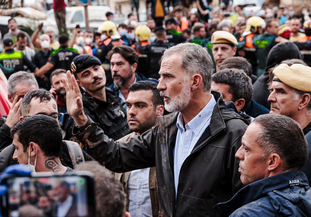 El rey, Felipe VI, durante su visita a Valencia tras el azote de la DANA.