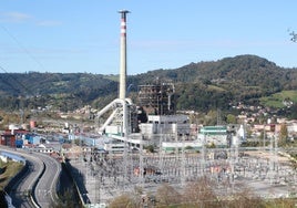 Térmica de Lada, con la estructura para hacer los cortes en lo alto de la chimenea.