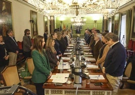 La Corporación municipal de Oviedo, al inicio del Pleno, durante el minuto de silencio guardado por los afectados por la DANA de Valencia.