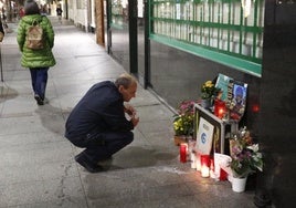 Un ciudadano observa el altar colocado en la calle Corrida en memoria del DJ Eloy Malnero.