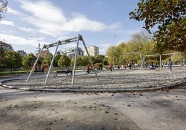 Bordillo de granito pulido redondeado que ha sustituido en los areneros de la zona de juegos infantiles a los bordes de madera en el parque Isabel la Católica de Gijón.