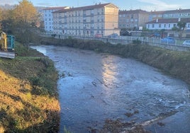 Labores para limpiar el río Linares, en Villaviciosa.