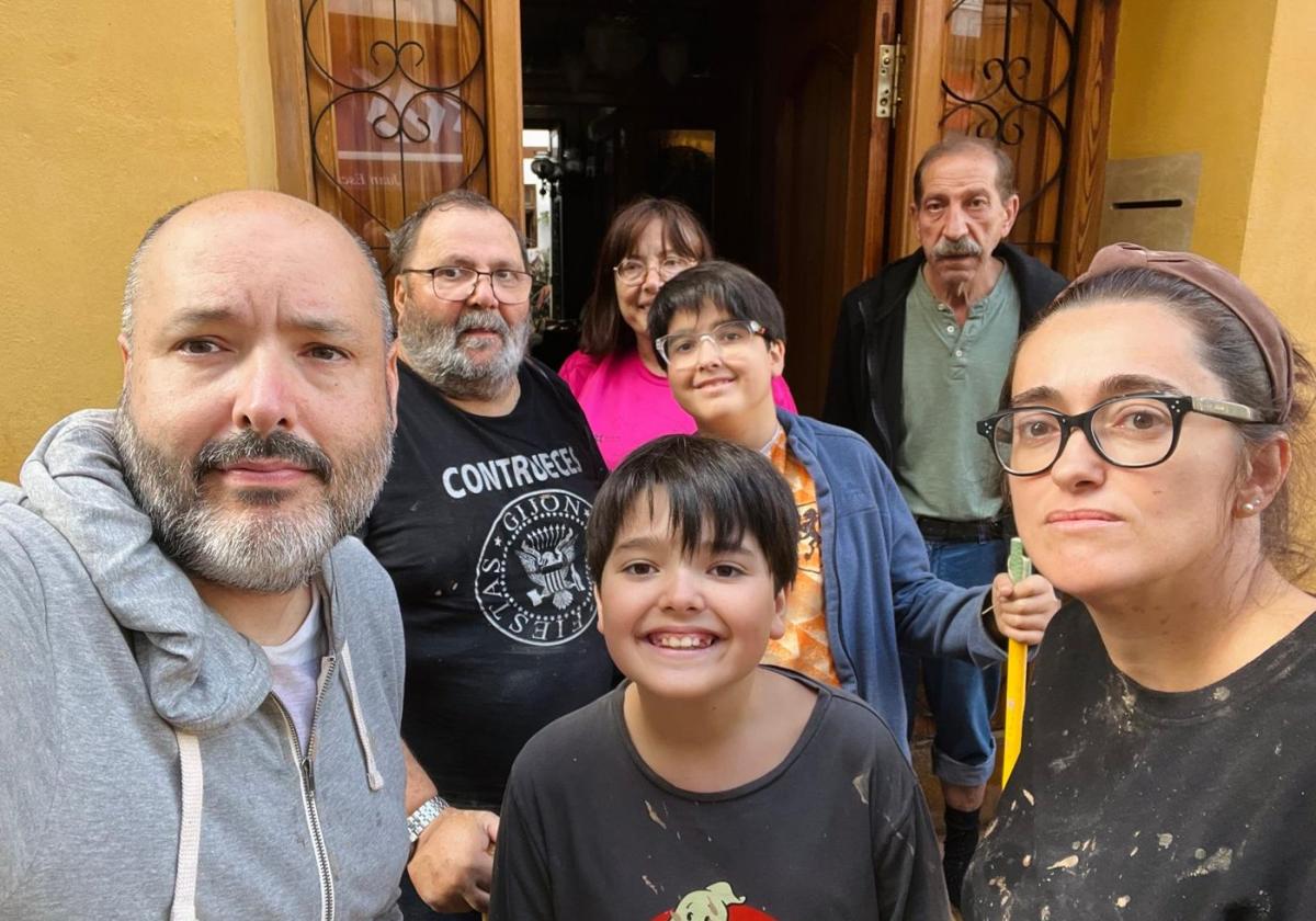 Javier Coto Hevia, a la izquierda de la imagen, con su esposa Laura, los hijos de ambos, Nicolás y Simón, sus padres, detrás a la izquierda, y un tío, ayer, en su domicilio de Algemesí.