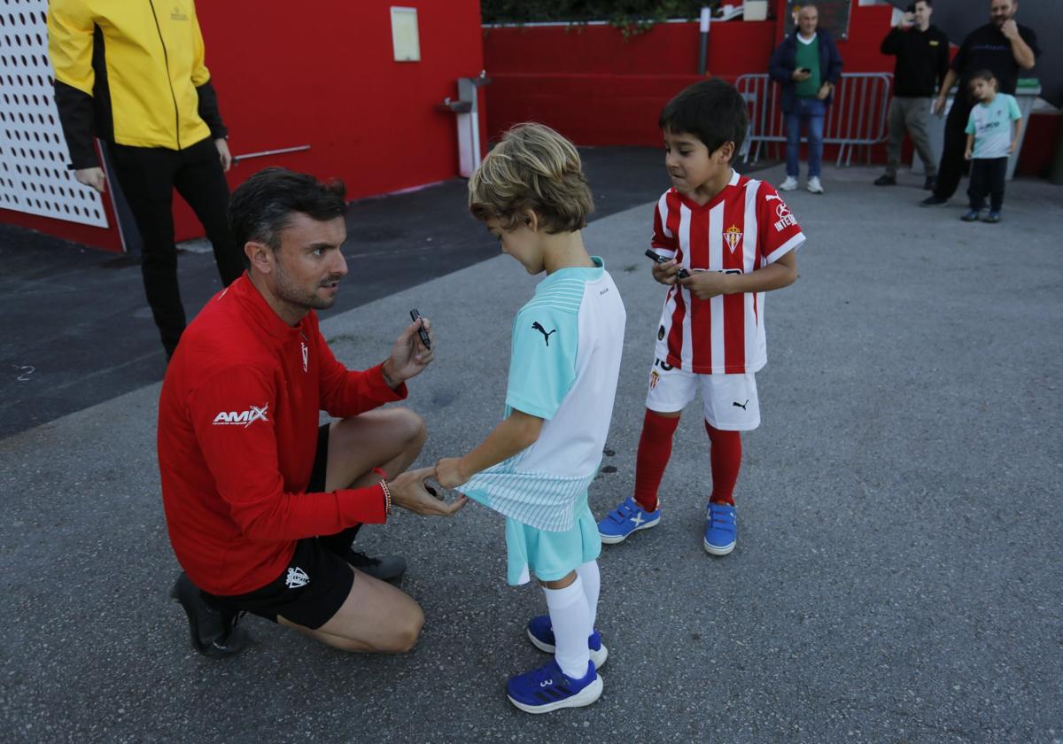 Albés, firmando la camiseta de un niño, al inicio de la sesión de ayer.