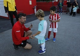 Albés, firmando la camiseta de un niño, al inicio de la sesión de ayer.