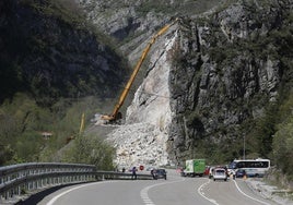 Un argayo mantuvo cortada la carretera AS-117 en Caso durante semanas en 2018.