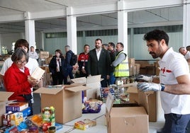 Adrián Barbón y Adriana Lastra en el centro logístico