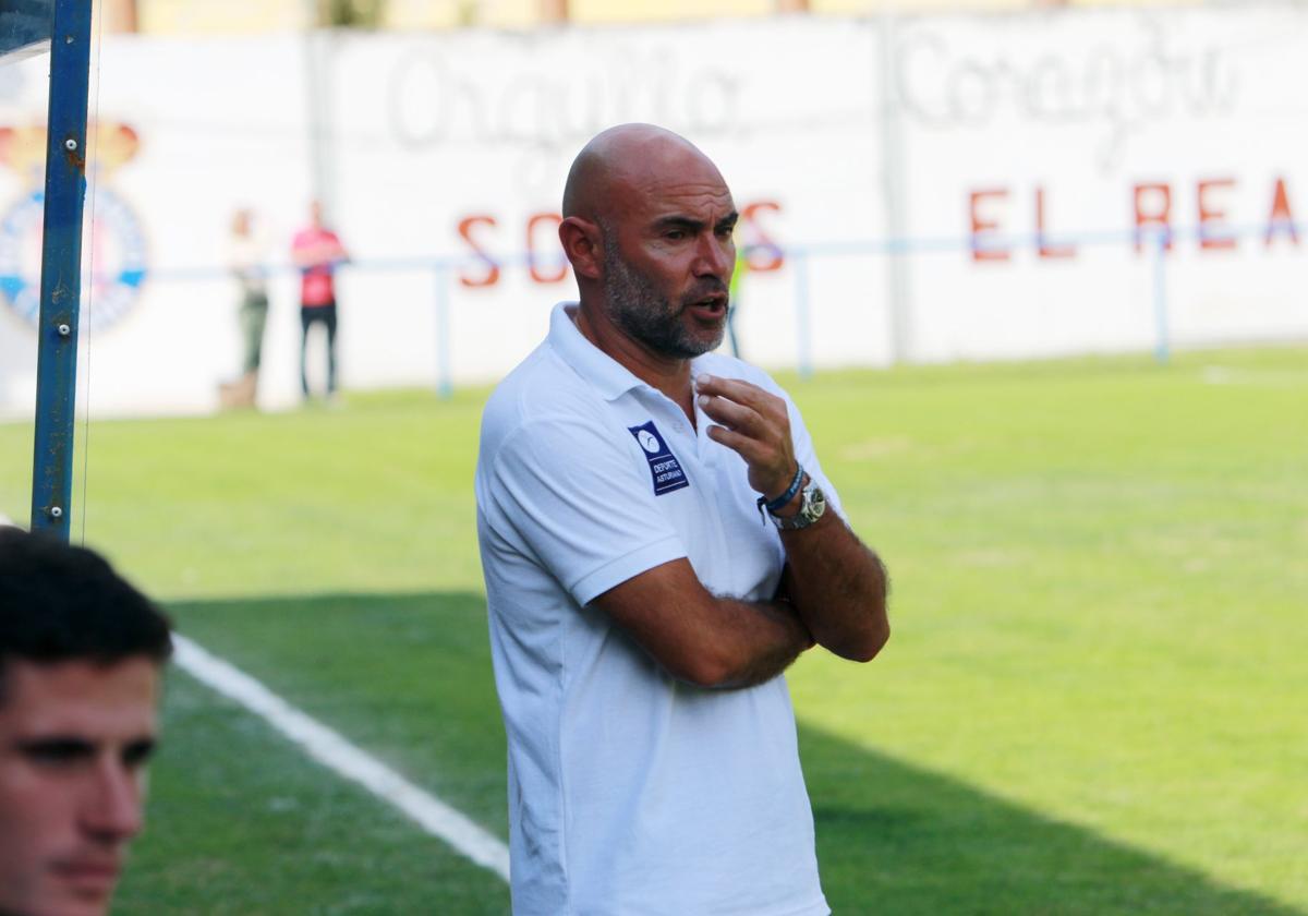 Manel Menéndez, entrenador del Marino de Luanco, durante un partido.