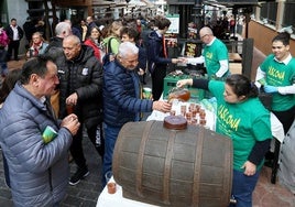 Un momento del amagüestu celebrado el año pasado en la calle Gascona de Oviedo.