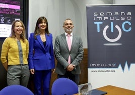 Irene Cid, Leticia González y Alberto Núñez durante la presentación de la Semana TIC de Oviedo.