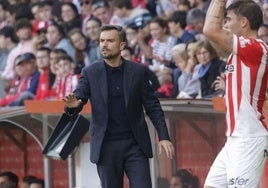 Rubén Albés, entrenador del Sporting, durante el partido contra el Cádiz en El Molinón.