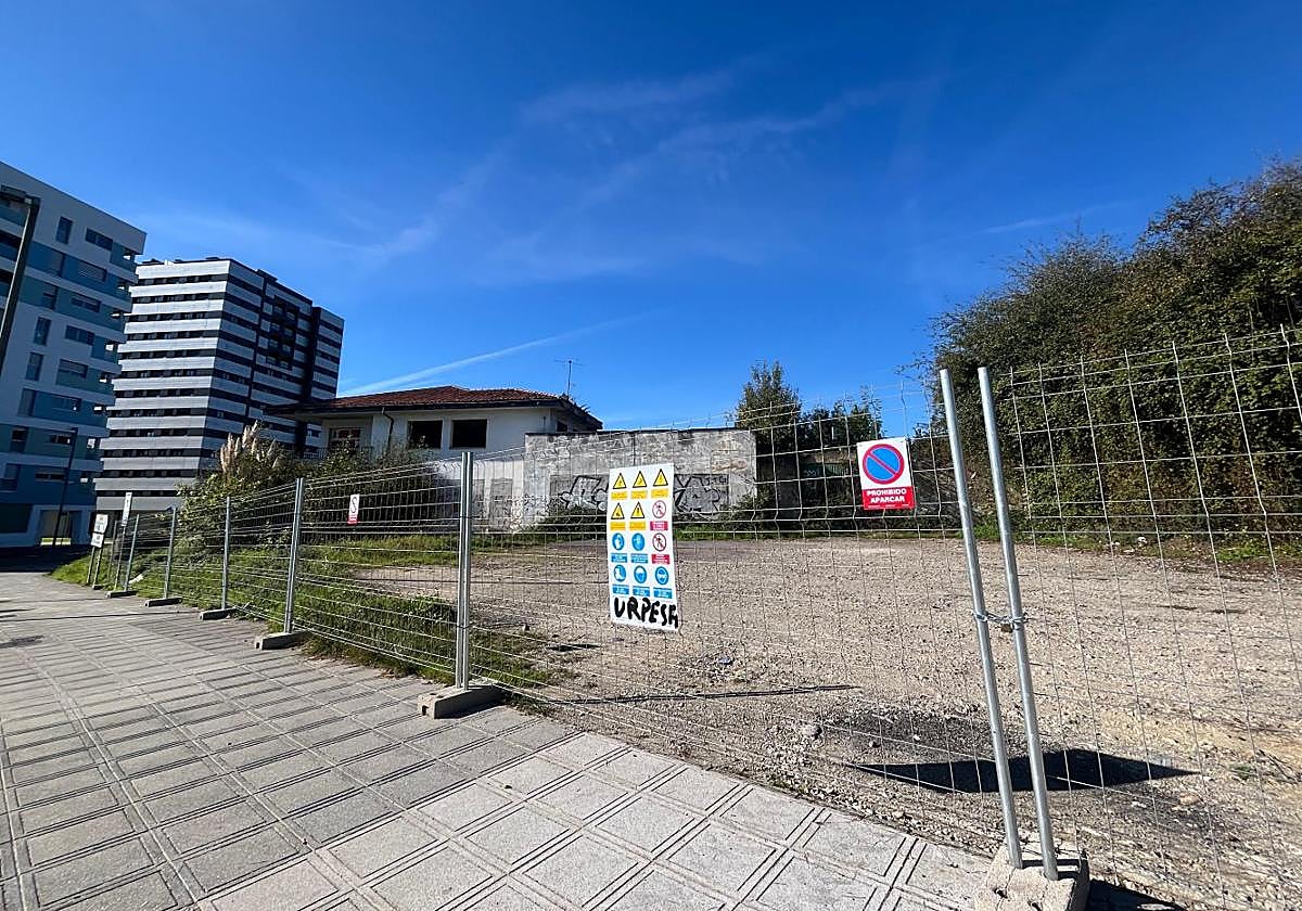 Parcela que albergará el cuarto aparcamiento disuasorio de Pola de Siero.