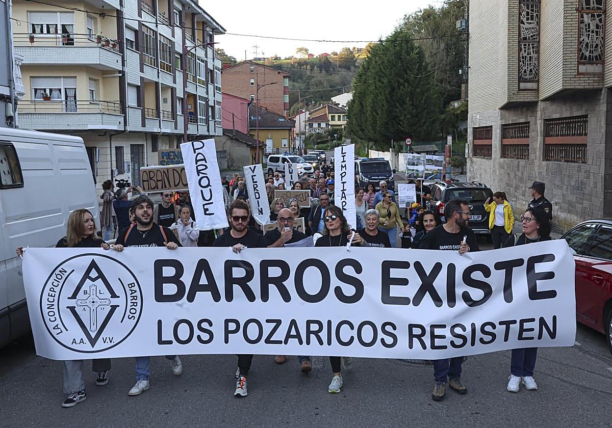Más de un centenar de vecinos fueron caminando de Barros a Sama para reclamar mejoras.