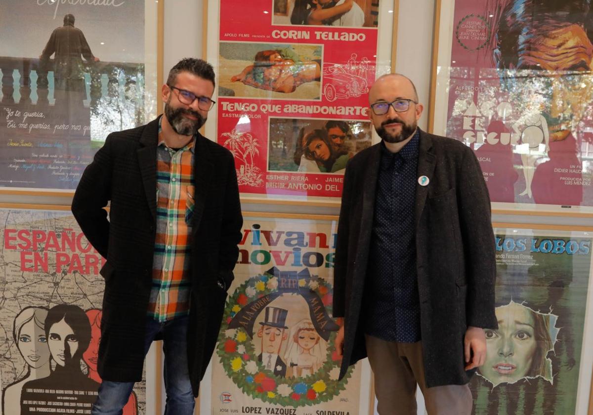 Tito Rodríguez y Alejandro Díaz Castaño, ayer en la exposición de carteles del Festival Internacional de Cine de Gijón (FICX).