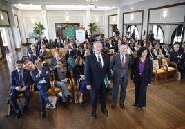 Antonio Romero, Fernando Fernández y Pilar Martínez, antes de la conferencia en el Club de Regatas de Gijón.