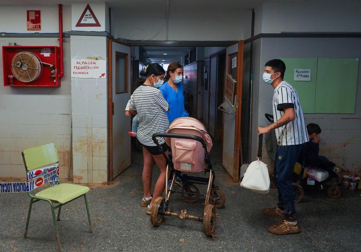 Varias personas acuden para recibir asistencia médica a un instituto habilitado como centro sanitarioen Sedavi, Valencia.