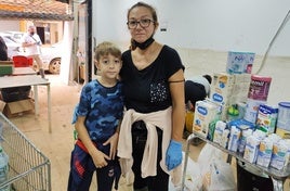 Pilar y su hijo Álex, de 9 años, ayudan desde primera hora en el reparto de material en Aldaia.