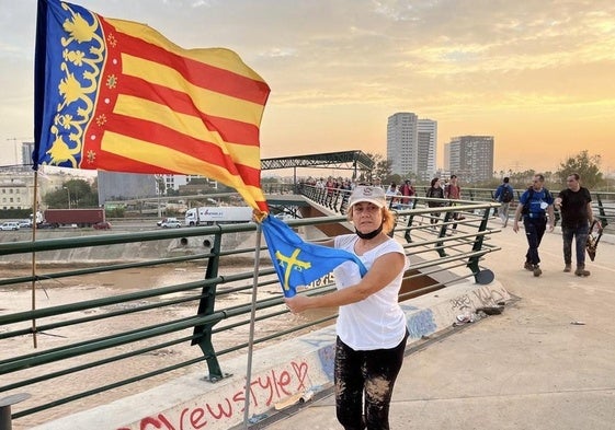 María Jesús Moreno cruzando a pie el puente del turia