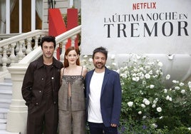 Los actores Javier Rey y Ana Polvorosa, junto al director de 'La última noche en Tremor', Oriol Paulo, en la presentación en Madrid.