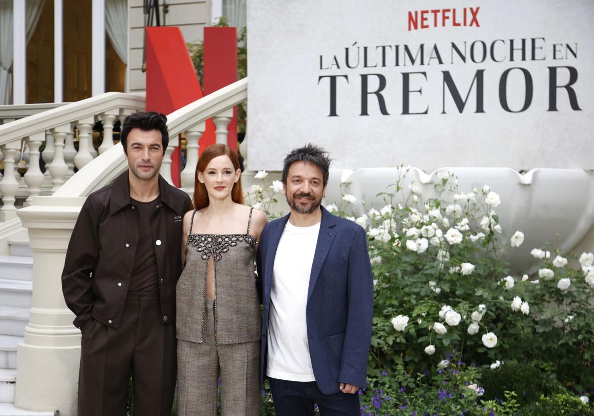 Los actores Javier Rey y Ana Polvorosa, junto al director de 'La última noche en Tremor', Oriol Paulo, en la presentación en Madrid.