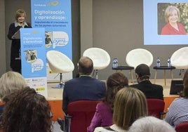 La alcaldesa de Avilés inauguró el foro sobre la inteligencia artificial en La Magdalena.