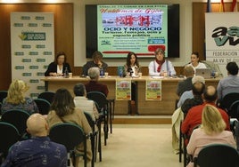 María José Cuervo (FAV), Ángel Lorenzo (Otea), la moderadora Arancha Fernández , Felipe Díaz (SOF) y Carla Delgado (AHA), en el debate 'Hablemos de Gijón' sobre el ocio nocturno.