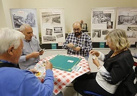 Vecinos de Veriña, en pleno torneo de tute.