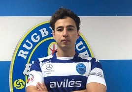 Eusebio Moreno posa con la camiseta de su nuevo equipo, el Pasek Belenos de Avilés.