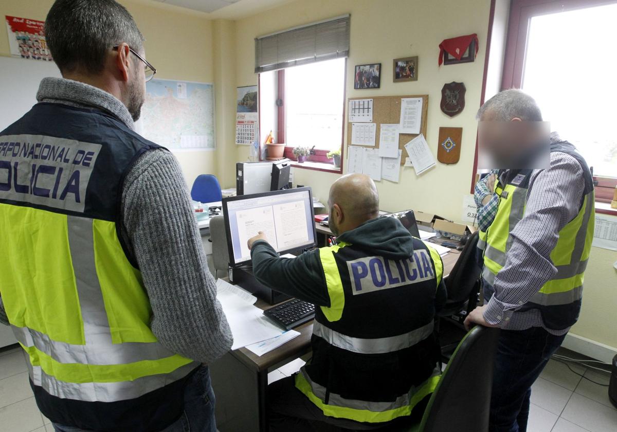 Miembros de la UDEV, en la Comisaría de Gijón.