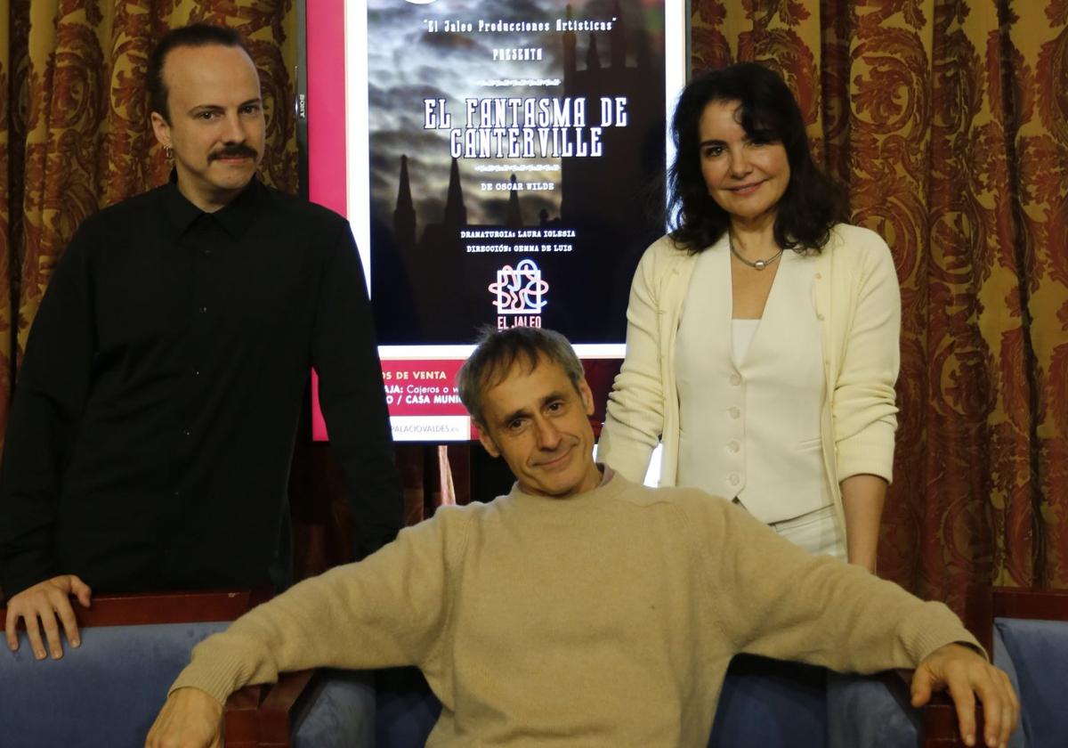 Luis Alija, Carlos Dávila y la concejala Yolanda Alonso, en la presentación de 'El fantasma de Canterville' para el Teatro Palacio Valdés de Avilés.